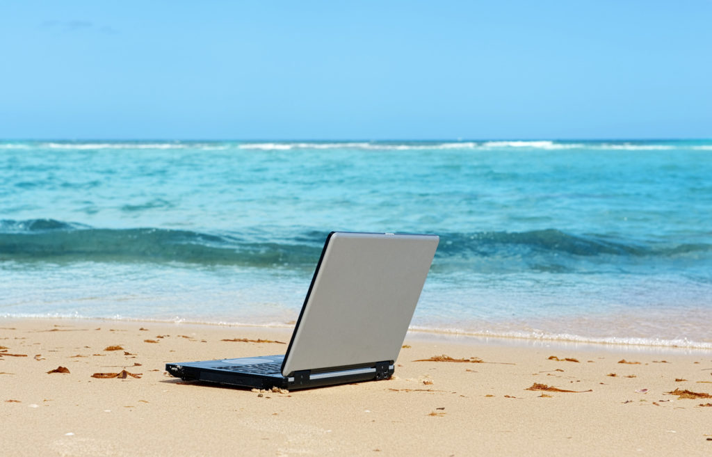 在海滩上的笔记本电脑